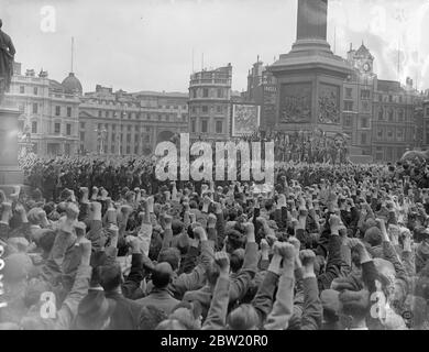 Die Polizei trennt Faschisten und Antifaschisten auf dem Trafalgar Square. Es grüßt den Rivalen. Heftige Kämpfe zwischen Faschisten und ihren Gegnern brachen auf dem Trafalgar Square aus, als Sir Oswald Mosley, Führer der britischen Union der Faschisten, nach einem marsch aus Kentish Town vor einer Versammlung seiner Anhänger sprach. Hunderte Polizisten, bestiegen und zu Fuß, gingen sofort in Aktion und es wurden viele Festnahmen durchgeführt. Foto zeigt, die Polizeikordne trennt Faschisten und Antifaschisten (nächste Kamera), die Antifaschisten werden gesehen, wie sie den geballten Faustgruß geben. Juli 1937 Stockfoto