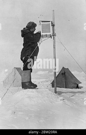 Diese Bilder, die ersten, die jemals am Nordpol gemacht wurden, wurden nach Moskau und von dort nach London geflogen. Der sowjetischen wissenschaftlichen Expedition unter Leitung von Professor Otto Schmidt ist es gelungen, sich auf einer Eisscholle in der gefrorenen Wildnis zu etablieren, aus der nun erstmals in der Geschichte wertvolle wissenschaftliche Informationen und regelmäßige Wetterberichte per Funk gesendet werden. Eugene Fjodorov, einer der Wissenschaftler und lagerten auf der Eisscholle Lesung meteorologischen Instrumenten am Nordpol. 28 Juni 1937 Stockfoto