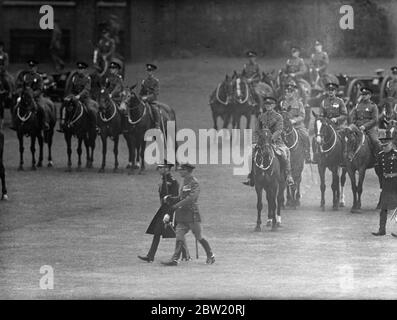 Der König, der den alten Titel des Generalkapitäns des Regiments hat, hat die ehrenvolle Artillerie-Gesellschaft auf dem Paradeplatz am Hauptsitz, Armoury House, Finsbury, am Ende der Feierlichkeiten zum 400. Jahrestag inspiziert. Das Regiment behauptet, das älteste in Großbritannien zu sein, erhielt seine Charta von Henry VIII. Der König inspiziert die Kavallerie. 19 Juli 1937 Stockfoto