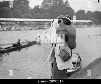 Die Royal Henley Regatta, die Modeparade des Flusses, wurde mit einem schweren Rennprogramm in Henley eröffnet. Die Hon. Nadine Stonor, Tochter von Lady Camoys, trägt eine schwere Fellmode und beobachtet das Rennen in Henley. 30 Juni 1937 Stockfoto