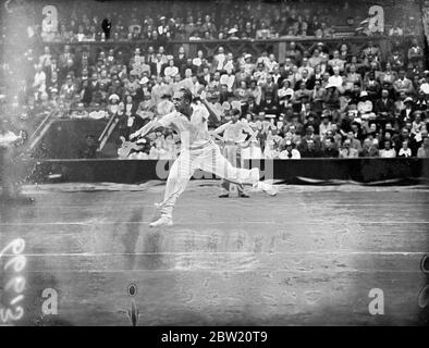 Der deutsche Henner Henkel und der amerikanische Wimbledonmeister Donald Budge trafen sich am Centre Court in Wimbledon im zweiten Einzelspiel des zwischenzonenübergreifenden Davis-Cup-Finales zwischen Deutschland und den USA. Henkel im Spiel gegen Budge. 17 Juli 1937 Stockfoto