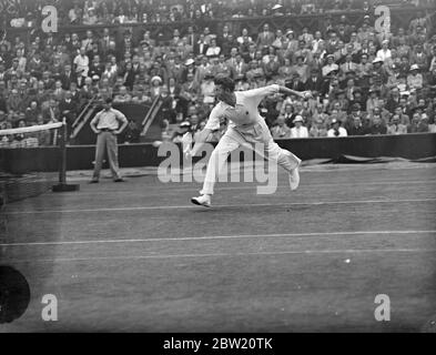 Der deutsche Henner Henkel und der amerikanische Wimbledonmeister Donald Budge trafen sich am Centre Court in Wimbledon im zweiten Einzelspiel des zwischenzonenübergreifenden Davis-Cup-Finales zwischen Deutschland und den USA. Im Spiel gegen Henkel. 17 Juli 1937 Stockfoto