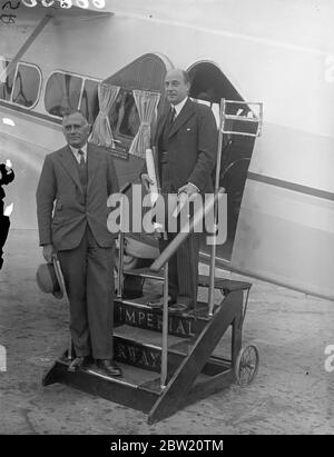 Mit modernen Methoden auf ein modernes Problem angewendet, hat Dr. Leslie Burgin, der Minister für Verkehr (rechts), Croydon Aerodrome in einer Maschine Imperial Airways zusammen mit Major F. C. Cook, seinem Chef-Straßeningenieur, die Great North Road zu vermessungen. Er wird eine Vogelperspektive der Bedingungen erhalten, die auf Englands größter Verkehrsader bestehen. 19 Juli 1937 Stockfoto