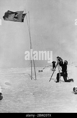 Diese Bilder, die ersten, die jemals am Nordpol gemacht wurden, wurden nach Moskau und von dort nach London geflogen. Der sowjetischen wissenschaftlichen Expedition unter Leitung von Professor Otto Schmidt ist es gelungen, sich auf einer Eisscholle in der gefrorenen Wildnis zu etablieren, aus der nun erstmals in der Geschichte wertvolle wissenschaftliche Informationen und regelmäßige Wetterberichte per Funk gesendet werden. Eine Fahne mit einem Porträt Stalins und die Fahne der Sowjetunion flattert nebeneinander am Nordpol. Ein Mitglied der Expedition wird mit einer Cine-Kamera gesehen. 28 Juni 1937 Stockfoto