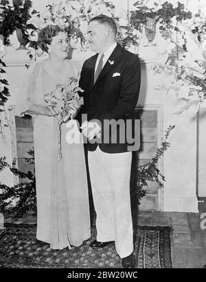 Commander Earl Winfield Spencer, erster Ehemann der Herzogin von Windsor, war mit Frau Norma Reeves Johnson in Mrs Johnsons Haus in Los Angeles verheiratet. Mrs Johnson ist eine Großmutter. 12 Juli 1937 Stockfoto