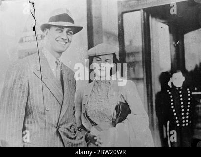 Franklin Roosevelt, Jr, und seine Braut ehemaliger Ethel DuPont fotografierten in Frankreich auf ihrer Flitterwochen-Tour. 16 Juli 1937. Stockfoto
