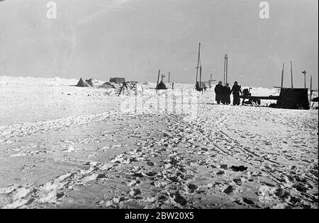 Diese Bilder vom Nordpol wurden nach Moskau und von dort nach London geflogen. Die sowjetische wissenschaftliche Expedition unter Leitung von Professor Otto Schmidt hat erfolgreich ein Wissenschaftsdorf auf einer Eisscholle in der gefrorenen Wildnis gegründet, aus dem nun erstmals in der Geschichte wertvolle wissenschaftliche Informationen und regelmäßige Wetterberichte per Funk gesendet werden. Ein Blick auf das Lager der Wissenschaftler auf der Eisscholle. 30 Juni 1937 Stockfoto