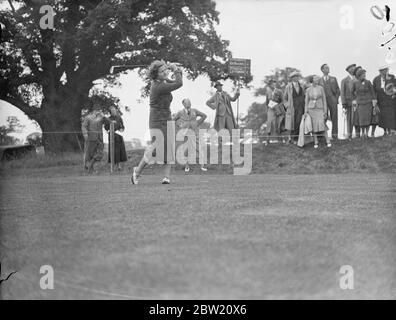 PAM Barton fährt vom dritten Abschlag. Sie spielt mit A. H. Padgham gegen R. Sweany und L. O. Munn in einem der Vierer auf dem Parcours in Moor Park. Sie spielen im Krönungsspiel der englischen Golf Union, in dem 20 führende Amateure gegen 10 Golferinnen und 10 Profis spielen. Der Wettbewerb findet im Moor Park Club, Rickmansworth statt und die Proceedings werden dem King George V National Memorial Fund gewidmet sein. 18 Juni 1937 Stockfoto