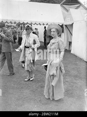 Die Royal Henley Regatta, die Modeparade des Flusses, wurde mit einem schweren Rennprogramm in Henley eröffnet. Frau Littlejohn trägt eine gelbe Mode bei Henley. 30 Juni 1937 Stockfoto