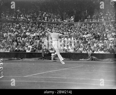 Ein energisches Actionbild von Baron Gottfried von Cramm (Deutschland) im Spiel gegen den Australier J. H. Crawford auf dem Center Court in den Herren-Singles der Wimbledon Championships. 28 Juni 1937 Stockfoto