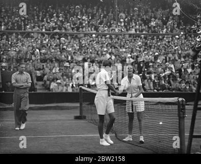 Mit verblüffender Geschwindigkeit, die ihre Gegnerin verblüffte, erzielte Miss Alice Marble, die Amerikanerin, eine überraschende Niederlage gegen FRU Sperling, den dänischen Titelfavoriten 7 - 5, 2 - 6, 6 - 3, um in das Halbfinale der Frauen-Singles in Wimbledon einzutreten. Alice Marble (rechts) wird von FRU Sperling nach ihrem Sieg am 29. Juni 1937 gratuliert Stockfoto