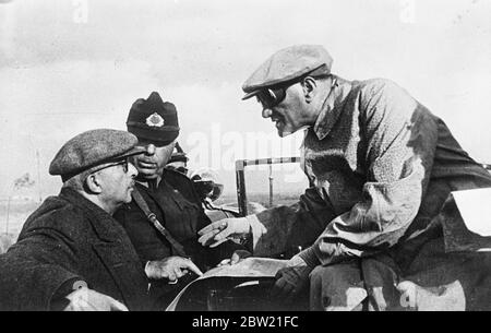 Kemal Atatürk (rechts) der türkische Diktator, der der herausragende General seines Landes war. Die Türkei ist gut ausgestattet und gut ausgebildete moderne Armee führt umfangreiche Manöver in Thrakien. Bis 23. August 1937 Stockfoto
