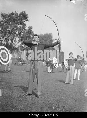 Dass das Bogenschießen wieder an Popularität gewinnt, zeigt die Rekordzahl der Eintritte in die Southern Counties Championships, die am Imperial Services College in Windsor eröffnet wurde. Herr J. Weston Martyrn, bekannter Autor von Meeresgeschichten, nimmt die Absicht. Bis 31. August 1937 Stockfoto