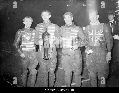 Jack Milne aus Pasadena, Kalifornien, und New Cross, London, gewannen die Speedway-Weltmeisterschaft im Wembley Stadium. Ein weiterer Kalifornier Wilbur Lamereaux, war Zweiter und Cordy Milne, Jacks Bruder, Dritter. Eine Rekordmenge von 85,000 Zuschauern beobachtete das Rennen. Von links nach rechts: Die drei Amerikaner: Wilbur Lamereaux, Jack Milne und Cordy Milne 3. September 1937 Stockfoto