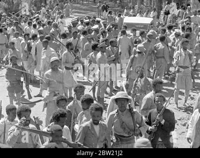 Italienischer Äthiopienkrieg, 1935 -1936 die Bombardierung des äthiopischen Dorfes Dessye durch italienische Flugzeuge. Bewaffnete äthiopische Truppen im Dorf . Dezember 1935 Stockfoto