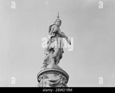 Die Statue von George I., König von England, in römischer Toga und Sandalen, die den Kirchturm der St. George's Kirche, Bloomsbury bildet. September 1937 Stockfoto