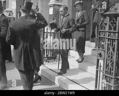 Kapitän H. Yano Abgang einer Gedenkfeier für den verstorbenen Marineattache an die Deutsche Botschaft in London, Konteradmiral Erwin Wassner wurde in der Deutsch-Lutherischen Christus-Kirche, Montpelier Place gehalten. September 1937 Stockfoto