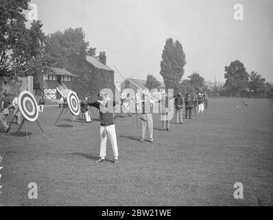 Dass das Bogenschießen wieder an Popularität gewinnt, zeigt die Rekordzahl der Eintritte in die Southern Counties Championships, die am Imperial Services College in Windsor eröffnet wurde. Bis 31. August 1937 Stockfoto