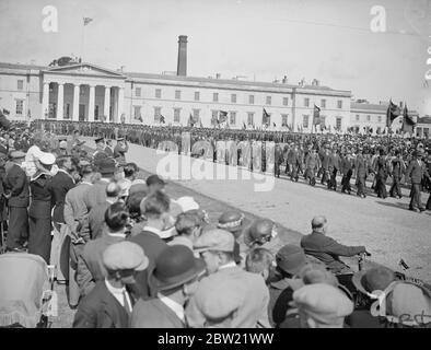 Der Marsch an der Britischen Legion mit Feldmarschall Sir Cyril Deveral, der den Gruß entgegennahm, als Mitglieder der Britischen Legion aus den südöstlichen Ländern einen Gottesdienst am Royal Military College in Sandhurst besuchten. September 1937. Stockfoto