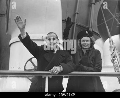 Miss Anna Neagle, die britische Schauspielerin, kam an Bord des Nomandie-Bootszuges am Bahnhof Waterloo in London an, um mit den Proben für Peter Pan (in dem sie die Hauptrolle spielt) zu beginnen. Der Weihnachtshandel wird im Londoner Palladium nur für Matineen stattfinden. 29. November 1937. Stockfoto