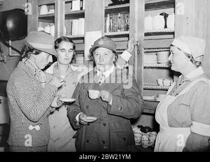 Kronprinzessin Louise von Schweden, die vor ihrer Hochzeit mit Kronprinz Gustaf Adolf eine englische Frau war und eine Tasse Kaffee trank, als sie die Küche des Frauenvereins der schwedischen Armee in Südschweden besuchte. 20. September 1937. Stockfoto