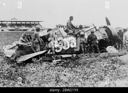 Erfreut japanischen Soldaten Inspektion der Wrack eines chinesischen Kampffagers, die von den Truppen auf der Rennbahn und Polo-Gelände in der Nähe des Civic Center in Shanghai gebracht wurde.. Oktober 1937. Stockfoto