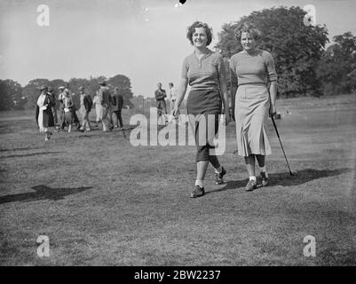 Die beiden Sonias - Miss Sonia Swinburne Johnson (links) und Miss Sonia Vagliano beim Gehen vom 10. Tee. 44 Teilnehmer nehmen an der offenen Golf-Meisterschaft für Mädchen Teil, die in Stoke Poges eröffnet wurde. Alle Wettbewerber unter 19 Jahren. September 1937 Stockfoto