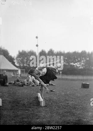 Pipers und Kilted Clans Männer eingedrungen Ranelegh Club, vorgerückt, um in der ersten Highland Gathering in London für viele Jahre statt konkurrieren. James Anderson von Dundee, einer der herausragenden Hammerschwerer Schottlands, die bei den Highland-Spielen gegeneinander antreten. 29. September 1937. Stockfoto