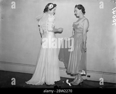 In der kurzen Abendkleid Bruch mit einem fließenden Modell verglichen. Exquisite Kleider, die von ehemaligen und gegenwärtigen Studenten entworfen wurden, werden auf der dritten jährlichen Ausstellung des British Institute of Dress Designers in Piccadilly, London, gezeigt. Oktober 1937. Stockfoto