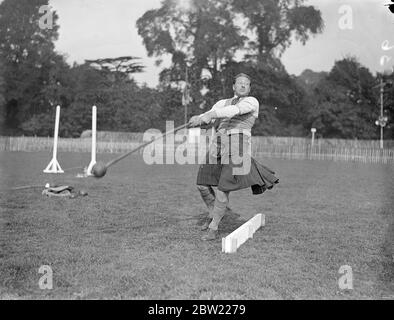 Pipers und Kilted Clans Männer eingedrungen Ranelegh Club, vorgerückt, um in der ersten Highland Gathering in London für viele Jahre statt konkurrieren. Bild zeigt, A.I Stewart von Glenlivet Scottish und Champion wirft den Hammer. 29. September 1937. Stockfoto