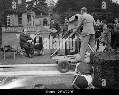 Nova Pilbeam und Alfred Hitchcock werden im letzten Filmprogramm in den Pinewood Studios, Buckinghamshire, übertragen. In der letzten der Fernsehprogramme aus den Pinewood Studios, Buckinghamshire, Nova Pilbeam, der jungen Filmschauspielerin und Alfred Hitchcock, dem Produzenten, wurden im Fernsehen übertragen. BBC-Ingenieure mussten in High-Speed-Arbeit zu machen, die Relais möglich für die Fernsehantenne war in einem Sturm abgeblasen und temporäre Mast musste errichtet werden. Foto zeigt: Nova Pilbeam und Alfred Hitchcock werden im letzten Programm in Pinewood Strudios im Fernsehen übertragen. Ebenfalls auf dem Bild ist Leslie Stockfoto