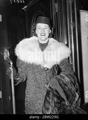Ramona, die amerikanische Sängerin für Kabarett- und Radiogeschichte, kam mit dem normannischen Bootszug aus New York am Bahnhof Waterloo in London an, um mit Jack Harris und seiner Band bei Ciro's aufzutreten. Oktober 1937. Stockfoto