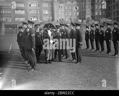 Lord Mayor inspiziert, City of London Specials. Der Oberbürgermeister, Sir George Broadbridge, machte die jährliche Inspektion der Stadt London Special Constabulary an der HAC Erdung Finsbury, London. Danach überreichte er Medaillen. Foto zeigt, der Oberbürgermeister , die Besichtigung der besonderen constables in Finsbury heute (Sonntag). 26. September 1937 Stockfoto