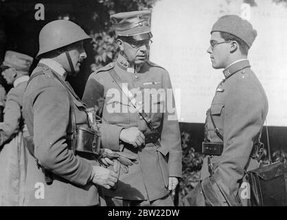 Prinz Carl Johan von Schweden (rechts) nimmt an seiner ersten Armeeübung als Kadett in der Kaisergarde Teil und begleitet seinen Vater, Kronprinz Gustav Adolf (Mitte) zu den großen Herbstmanövern der Schwedischen Armee. Links ist General Cederschiold, Chef der Heimatkräfte. 22. September 1937 Stockfoto