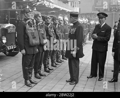 Oberst Islert, Chef der Pariser Feuerwehr, der London besucht, um die britischen Feuerwehrmethoden und -Geräte zu inspizieren, machte eine Führung durch die Inspektion im Hauptquartier der Londoner Feuerwehr am Albert Embankment. 24. September 1937. Stockfoto