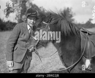 Priscilla Coppinger mit 7 Jahren, mit ihrem Shetland-Pony Sheila. Die Lockner Reitschule Pferdeshow und Gymkhana wurde auf Sherborne Farm, Shere, Surrey statt. 18. September 1937. Stockfoto