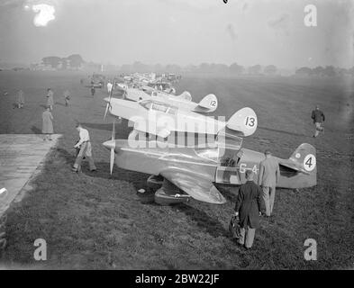 Zu Beginn des Rennens standen Flugzeuge an. 27 Flugzeuge startten vom Flugplatz Hatfield in der Eliminierung der Kings Cup Airbase. Der Kurs ist 786 Meilen Reise durch Großbritannien.. 10. September 1937 Stockfoto