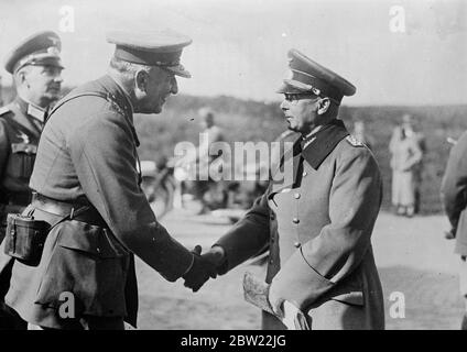 Der britische Oberbefehlshaber begrüßte den deutschen Oberbefehlshaber bei Manövern der deutschen Armee. Feldmarschall Sir Cyril Peverell, Chef des kaiserlichen Generals, wurde von Col Gen Baron von Fritsch, Oberbefehlshaber der deutschen Armee, begrüßt, als er in Mecklenburg, Norddeutschland, ankam, um die großen deutschen Manöver als Leiter der britischen Delegation zu beobachten. An den Manövern werden auch Hitler und Mussolini teilnehmen. Foto zeigt, lächelnder Feldmarschall Sir Cyril Peverell (links), mit dem Heck die Hände schüttelnd, monokleidetes Col Gen Baron von Fritsch bei den Manövern in Mecklenburg. September 24 Stockfoto