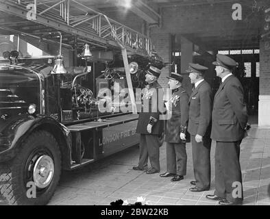 Oberst Islert, Chef der Pariser Feuerwehr, inspiziert eine Feuerwehrmaschine. Wer London besucht, um die britischen Löschmethoden und -Geräte zu inspizieren, machte eine Führung durch die Londoner Feuerwehr-Zentrale am Albert Embankment. 24. September 1937. Stockfoto