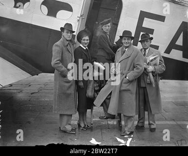 Ivor Novellor, begleitet von Dorothy Dickson und den anderen Mitgliedern der Besetzung seiner drury Lane Show Great of the Wave verließ Croydon heute per Flugzeug, um einen fliegenden Besuch der Pariser Ausstellung zu zahlen. Von links nach rechts - Peter Graves: Ina Burrill: Dorothy Dickson: Ivor Novello und Robert Andrews bei der Abfahrt von Croydon. 19. September 1937. Stockfoto