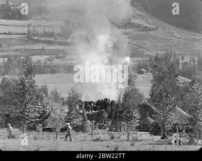 Italienischer Äthiopienkrieg, 1935 -1936 die Bombardierung des äthiopischen Dorfes Dessye durch italienische Flugzeuge. Dorfgebäude in Brand. Dezember 1935 Stockfoto