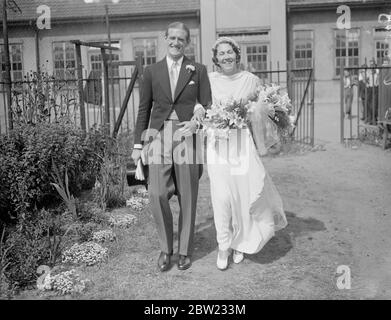 Die Braut und der Bräutigam verlassen die Kirche nach der Zeremonie. George Barber, der Chelsea F.C mit vollem Rücken, war mit Miss Lillian Keenan verheiratet, die Managerin des bellenden Friseurgeschäfts, das Barbour besitzt, in St. Michael's Church, East Ham, London. Die Braut ist die Tochter des ehemaligen Vorsitzenden des bellen Fußballvereins, Herrn Charles Keenan. September 1937. Stockfoto