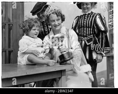 Eine Babyshow wurde auf der Hastings Carnival Week abgehalten. Eine junge Konkurrentin, die von der Karnevalskönigin, Miss Gladys Armitage, eine Trophäe gezeigt wird. Bis 30. August 1937 Stockfoto