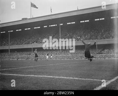 Scott, Torhüter der Wölfe, der einen fliegenden Spott macht. Arsenal war zu Hause für Wolverhampton Wanderers in einem First Division Spiel in Highbury. September 1937. Stockfoto