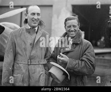 Die Piloten machten die letzten Vorbereitungen auf dem Flugplatz Hatfield, um den Start des Kings Cup-Flugrennens zu starten. Geschwaderführer D.F.W Atcherley von Schneider Trophy Ruhm mit Mr. W Lawrence Hope (rechts) Eintracht der kompakteren Swift Maschine, die Atcherley ist Pilioting. September 1937 Stockfoto