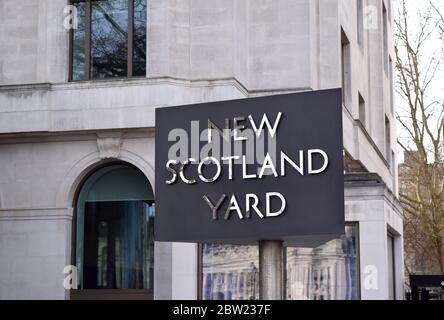 Schild für das Gebäude des neuen Scotland Yard an der Londoner Innenstadt. Stockfoto