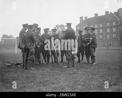 Musketry-Anweisung für Kadetten der Eton College Offiziere Ausbildung corp in der Hochschule Gelände. Das Gewehr wird auf einem Stativ platziert, um es für Demonstrationszwecke bequemer zu machen. 14. Oktober 1937. Stockfoto