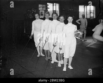 Die britische Fechtmannschaft der Damen während des Traininges in Cleveland Row, St James's, London für die Weltmeisterschaft in Paris diesen Monat. Von links nach rechts: Miss P Goodsell, Mrs G Minton, Miss BM Puddefoot, Miss P Etheridge und Mrs D Bartlett. Juli 1937. Stockfoto