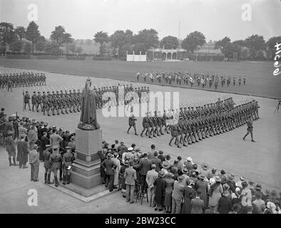 Ein allgemeiner Blick auf die marschvergangenheit an der Royal Military Academy, Woolwich. Feldmarschall Sir Cyril Deverell, Chef des kaiserlichen Generalstabs, führte eine Inspektion der Königlichen Militärakademie Woolwich durch. Juli 1937. Stockfoto
