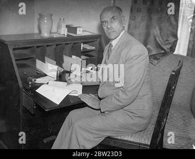 Rechtsanwalt Fredrik Norman fotografierte in seinem Londoner Hotel. Er behauptet, dass die Wirtschaft die einzige Lösung für den gegenwärtigen spanischen Bürgerkrieg ist. Juli 1937. Stockfoto